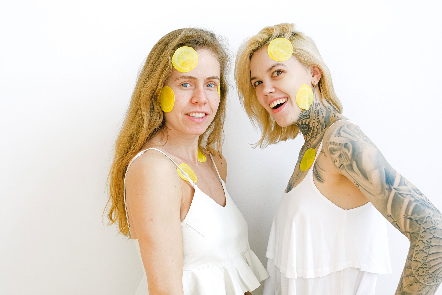 Ein gelber Lemon Vibrator umgeben von frischen Bananen auf gelbem Hintergrund