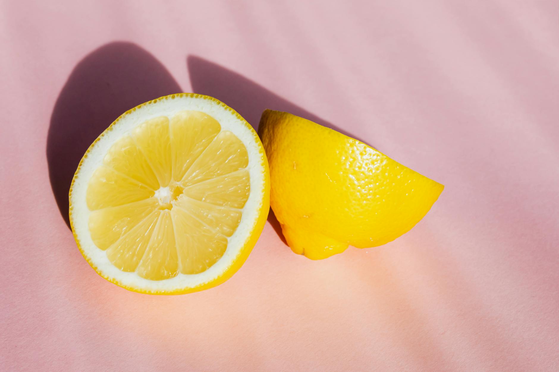 Junge Frau mit Lemon Vibrator und anderen Sextoys, selbstbewusst und entspannt