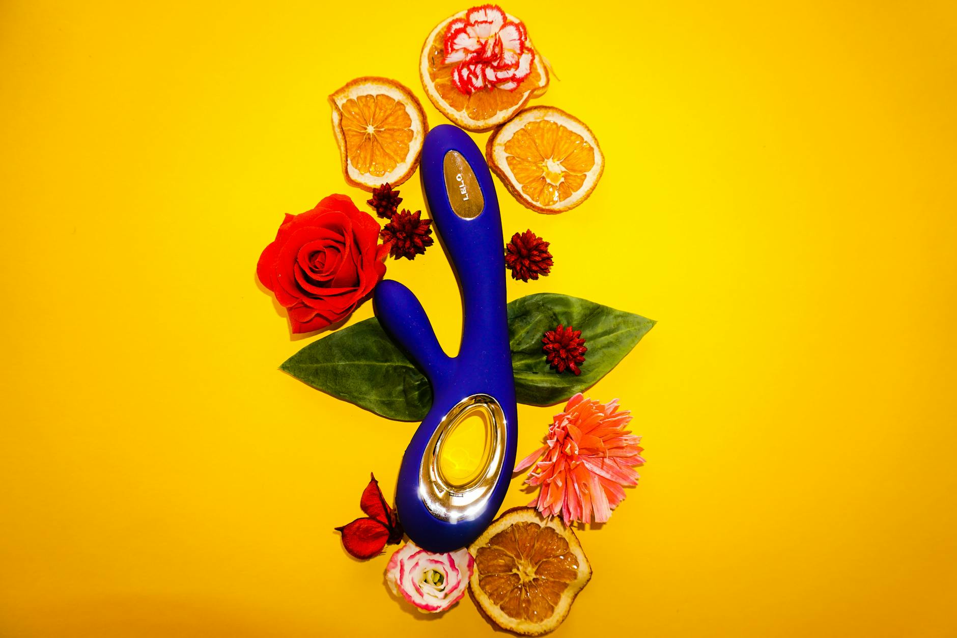 Ein junges Paar steht zusammen und hält gemeinsam einen blauen Vibrator, Symbol für moderne Intimität auch in Fernbeziehungen