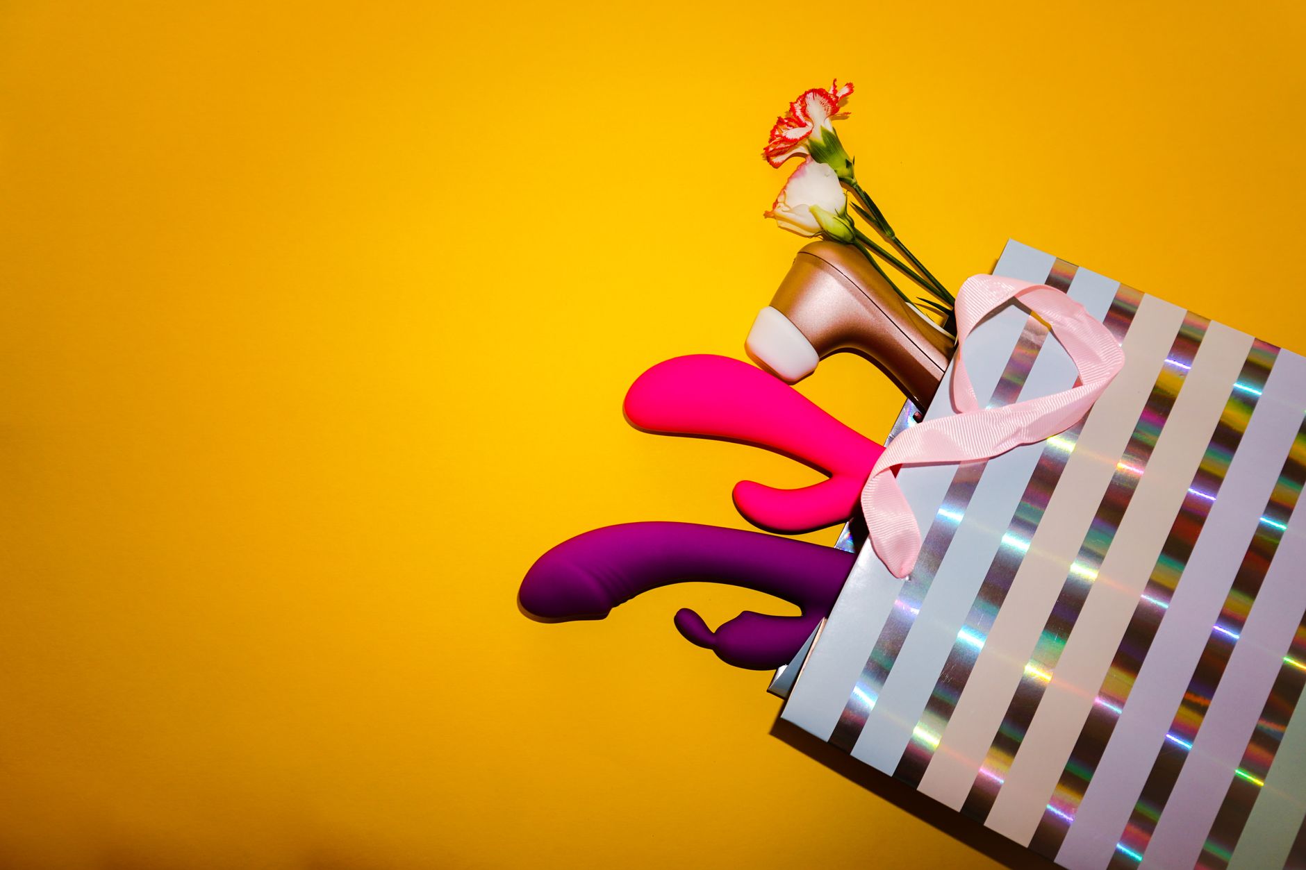 Eine blaue Silikon-Vibrator in der Hand vor violettem Hintergrund, symbolisiert Selbstliebe und bewusstes Genießen